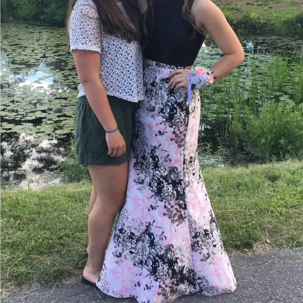 David’s Bridal size 2 prom dress
Altered to 5 feet tall 110 lbs
Worn once - Picture 3 of 3